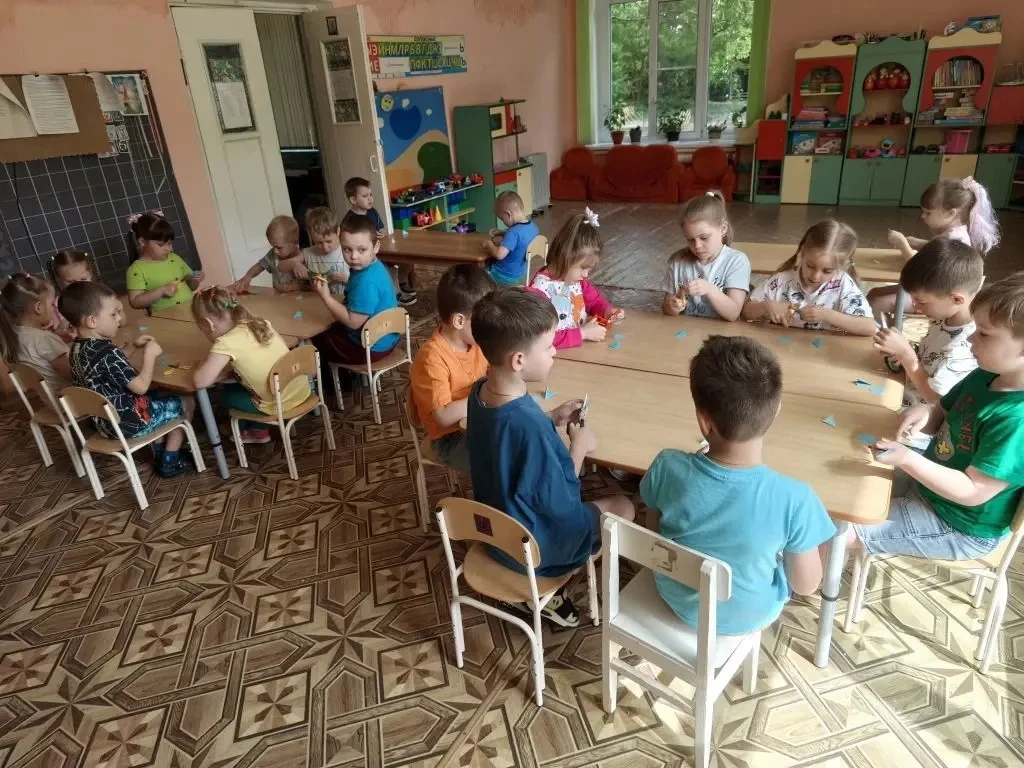 Синее небо упало на луг,
