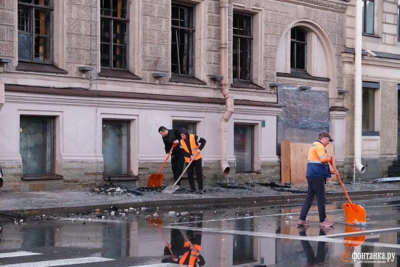 🙏🏻 Утро у Исаакиевского собора — напротив золотого купола теперь стоит обгоревший осо...