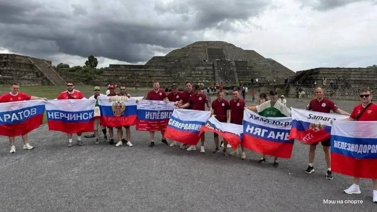 Болельщики из Железнодорожного развернули флаг города на матче открытия ЧМ-2026

Во время первого ма
