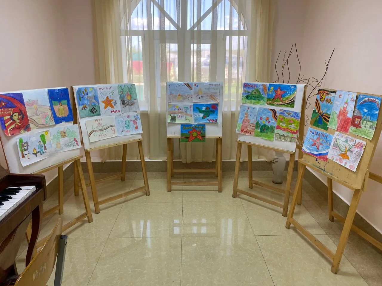 🎨 Выставка детских рисунков ко Дню Победы:«Память в красках». В преддверии 9 Мая учащи...