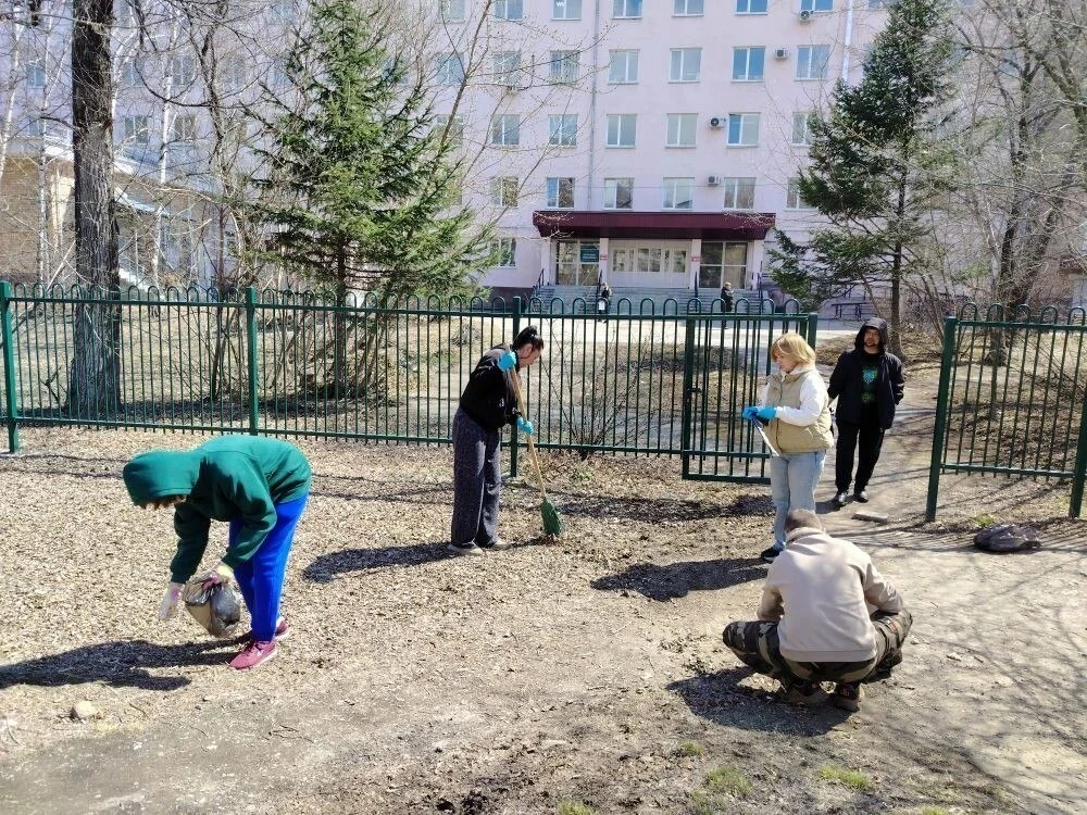 Сегодня коллектив Дальнегорской больницы вышел на субботник  Навели порядок на территории больничног