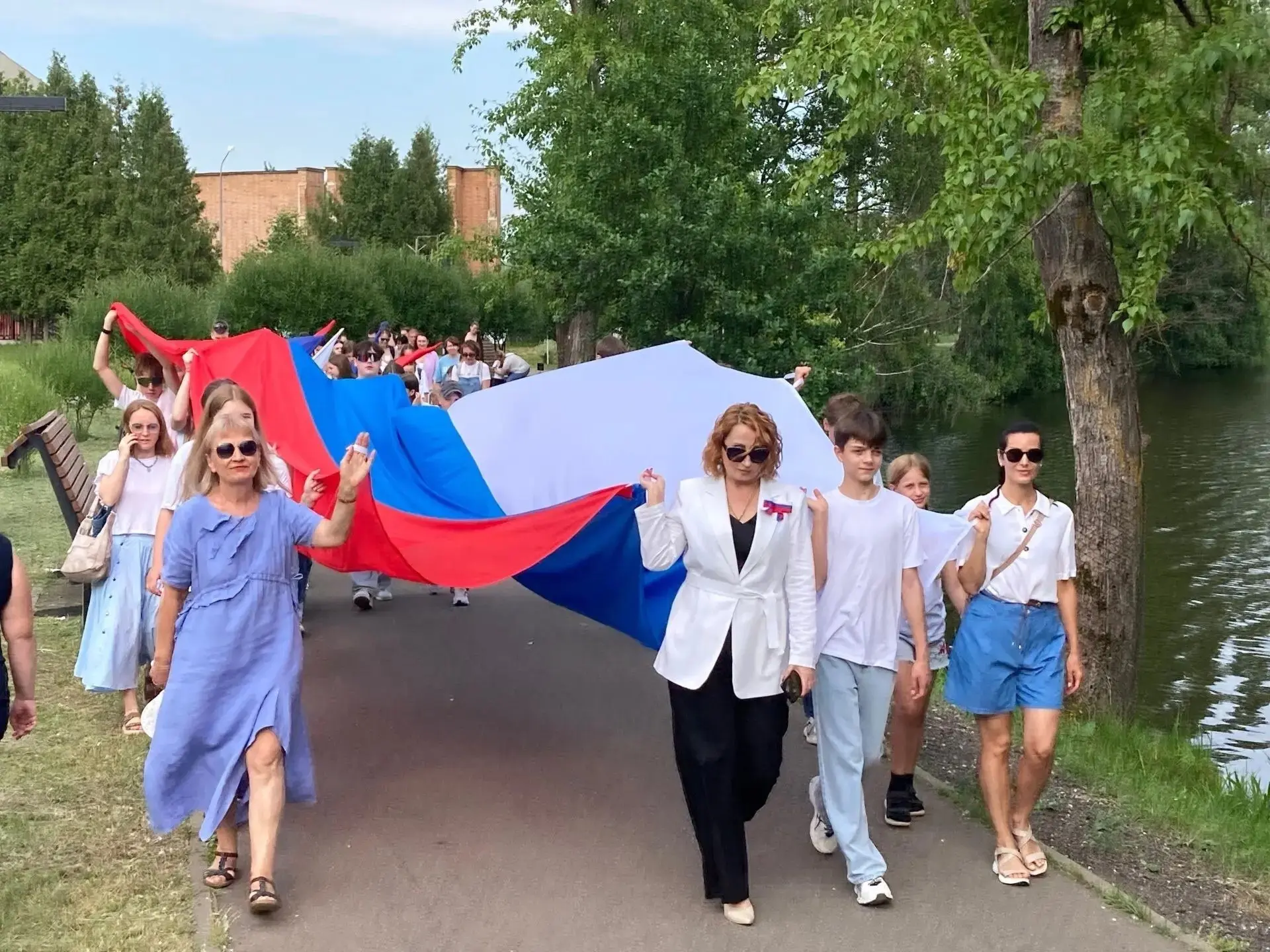 Самые яркие эмоции праздника — это, конечно, наше общее шествие! 🎉

В День России по главной аллее 