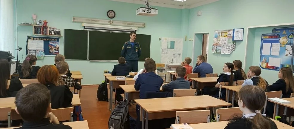🚨 Месячник безопасности🚨  ☄💥Урок безопасности от сотрудников МЧС💥☄    👩‍🚒В нашей школе прошёл незабы