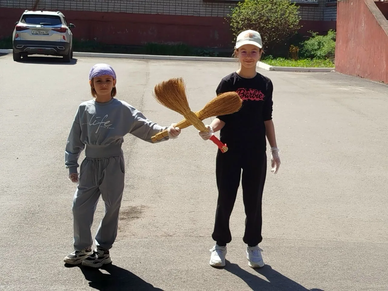 Маленькие волшебники чистоты Сегодня ребята из 2Б доказали: даже самая маленькая метла может сделать