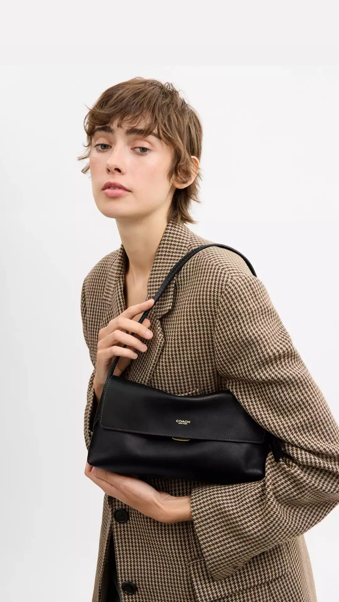 Нашумевший бестселлер COACH Chelsea Shoulder Bag теперь в новом размере 26 🤎🍂