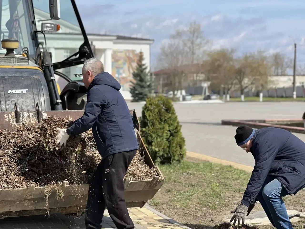 В Нижегородской области активисты «Единой России» вместе с депутатами проводят субботники на обществ