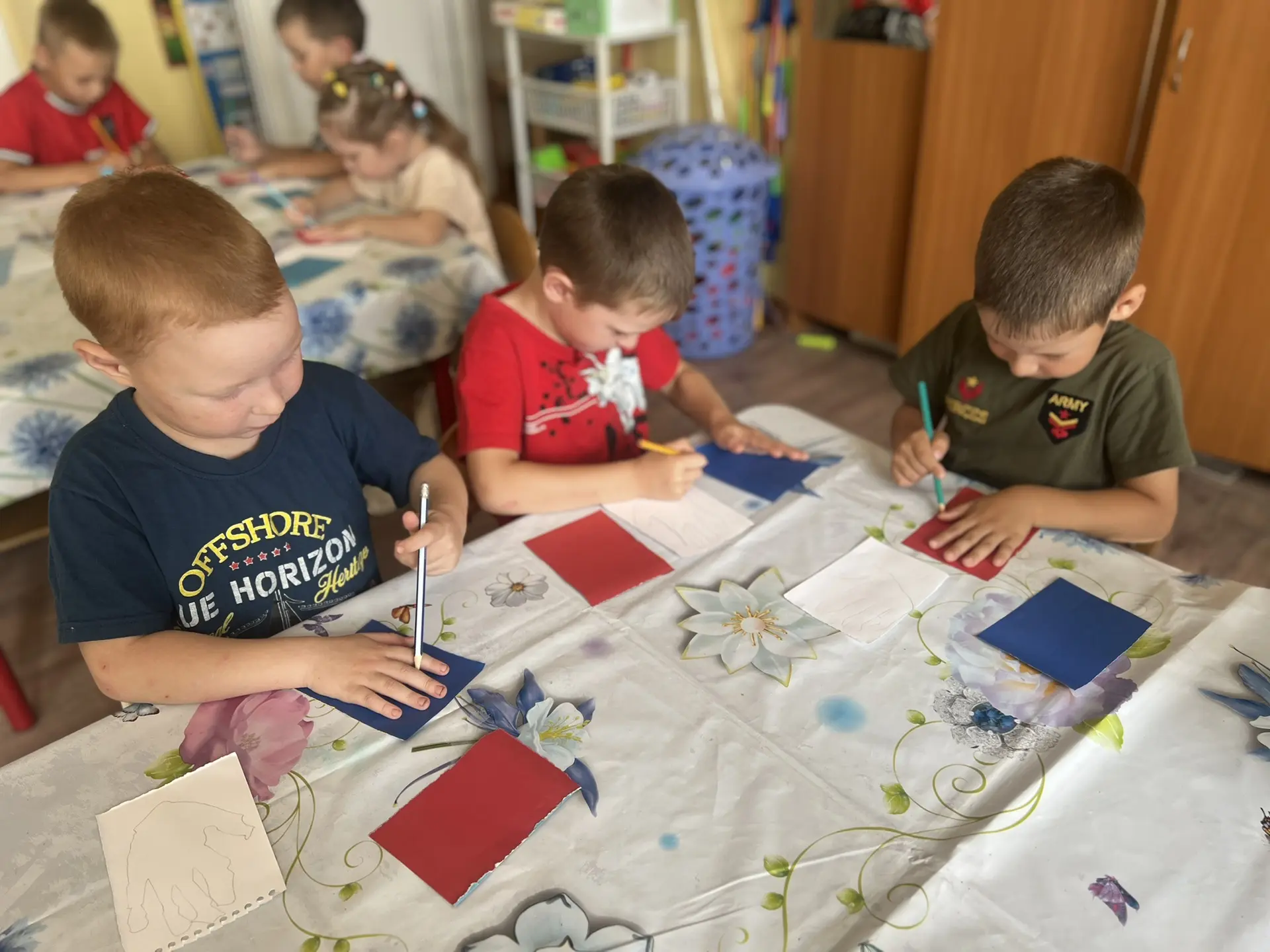 День Государственного флага России отмечается 22 августа. В детских садах проходят позн...