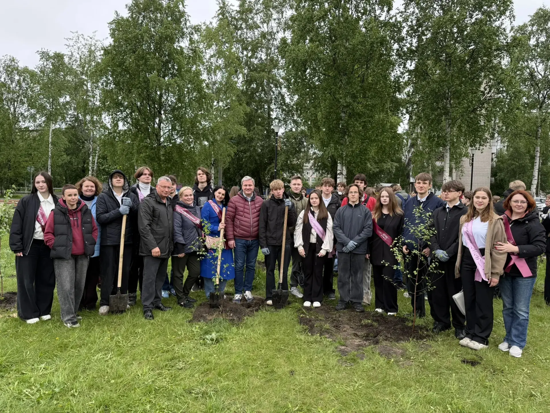 В парке «Зарусье» заложили новую традицию. Выпускники школ Ломоносовского округа высади...