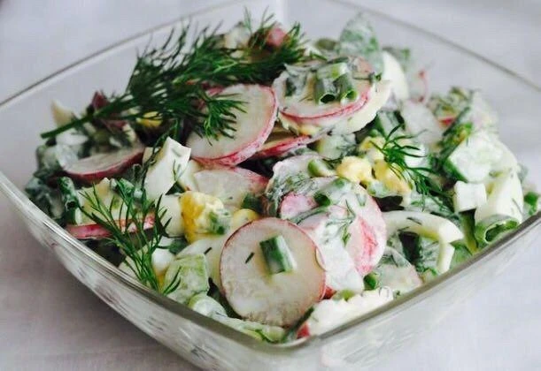 ✔️Свежий салат с редиской и яйцом.