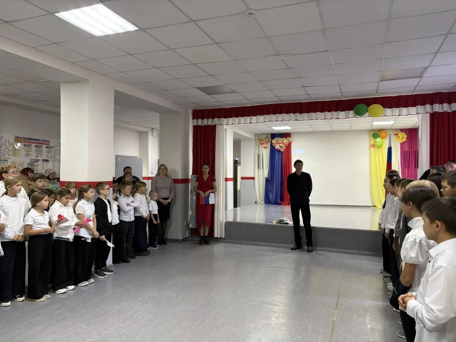 🌺2 октября в школе состоялась торжественная линейка, посвященная Дню учителя. С напутс...