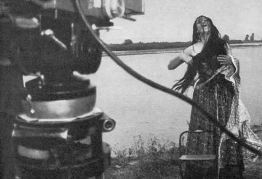 🎬 Светлана Тома на съемках фильма «Табор уходит в небо» 1976 года.

Наши группы:
Советское кино
Эст