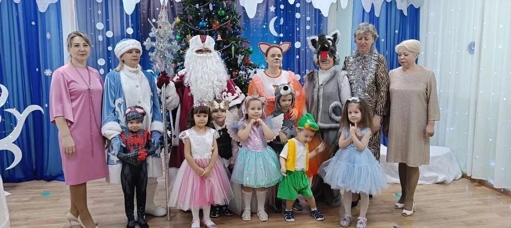 В средней группе  Солнышко  прошёл  новогодний утренник. Ребята были одеты в яркие праз...