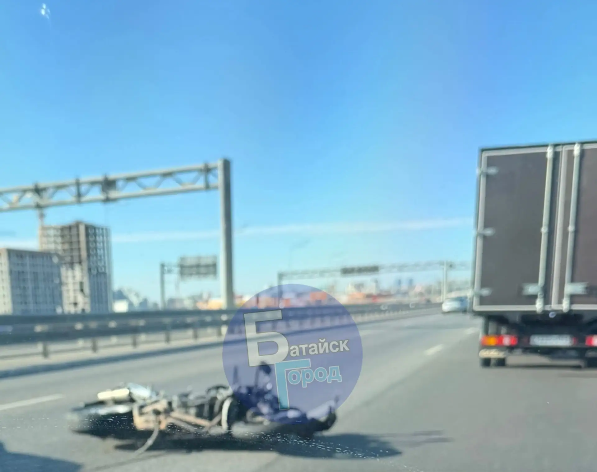 Перед постом ГАИ в районе Тачанки авария с мотоциклом. По словам очевидца, транспорт ле...
