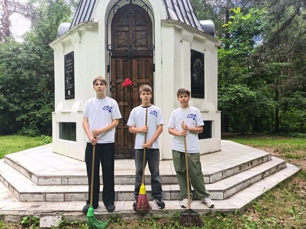 ПАМЯТЬ, ВЫСЕЧЕННАЯ В КАМНЕ🕊

В преддверии Дня памяти и скорби волонтеры школьного отряда «Импульс» 