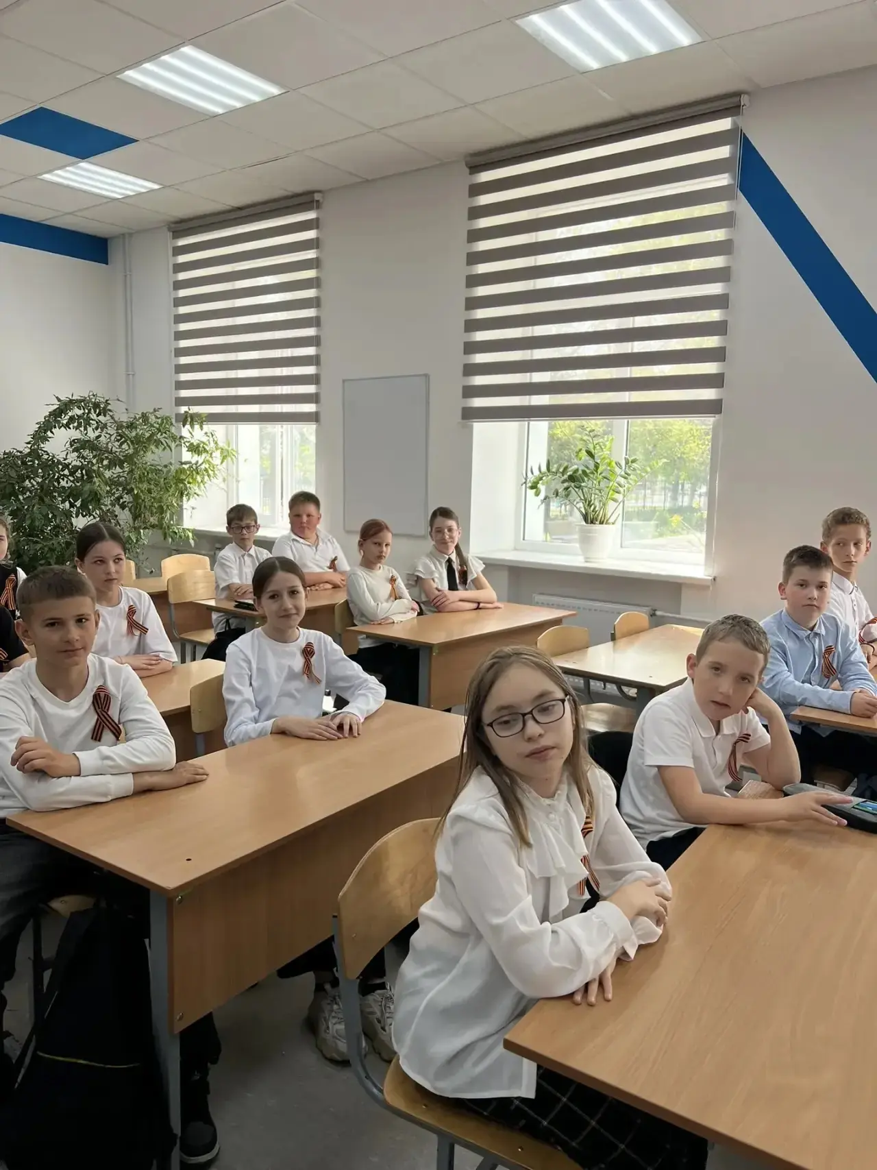 4 "Г" класс МБОУ СОШ №3: Наша гордость – Георгиевская лента! 🇷🇺  Ученики 4 "Г" класса нашей школы, в