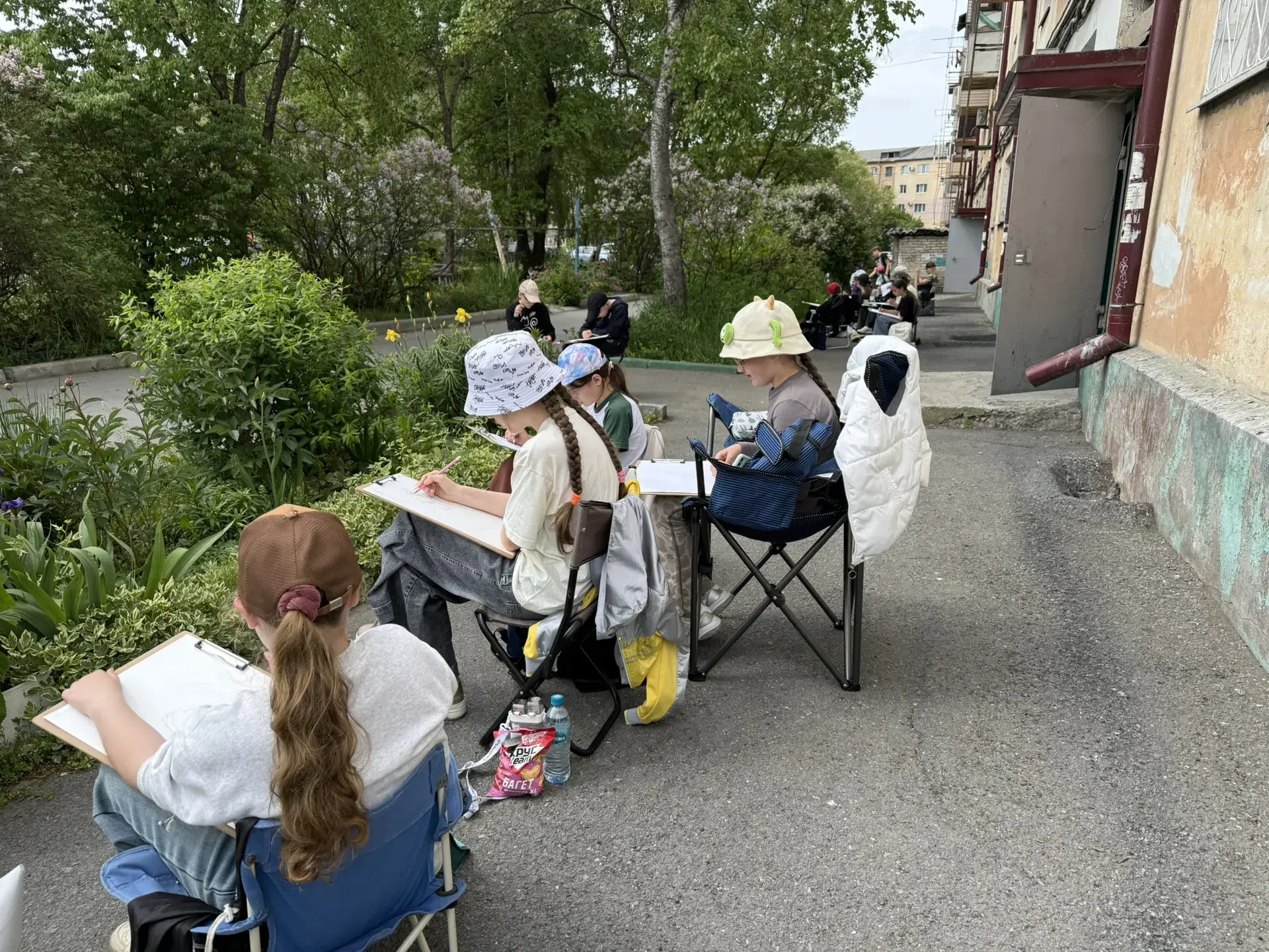 🎨 Прошла первая неделя летней практики. Ребята получают удовольствие от работы на воздухе. Их этюды