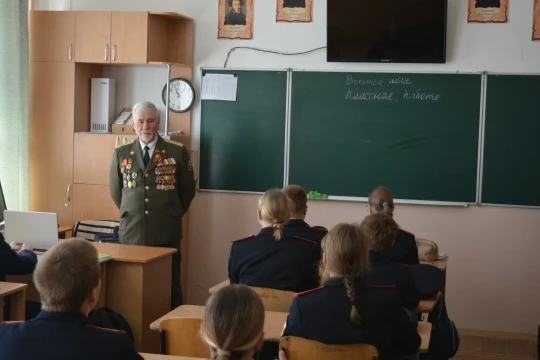 В нашей школе накануне Дня Победы состоялась особенная встреча: ученики 7-Кадетского класса пообщали