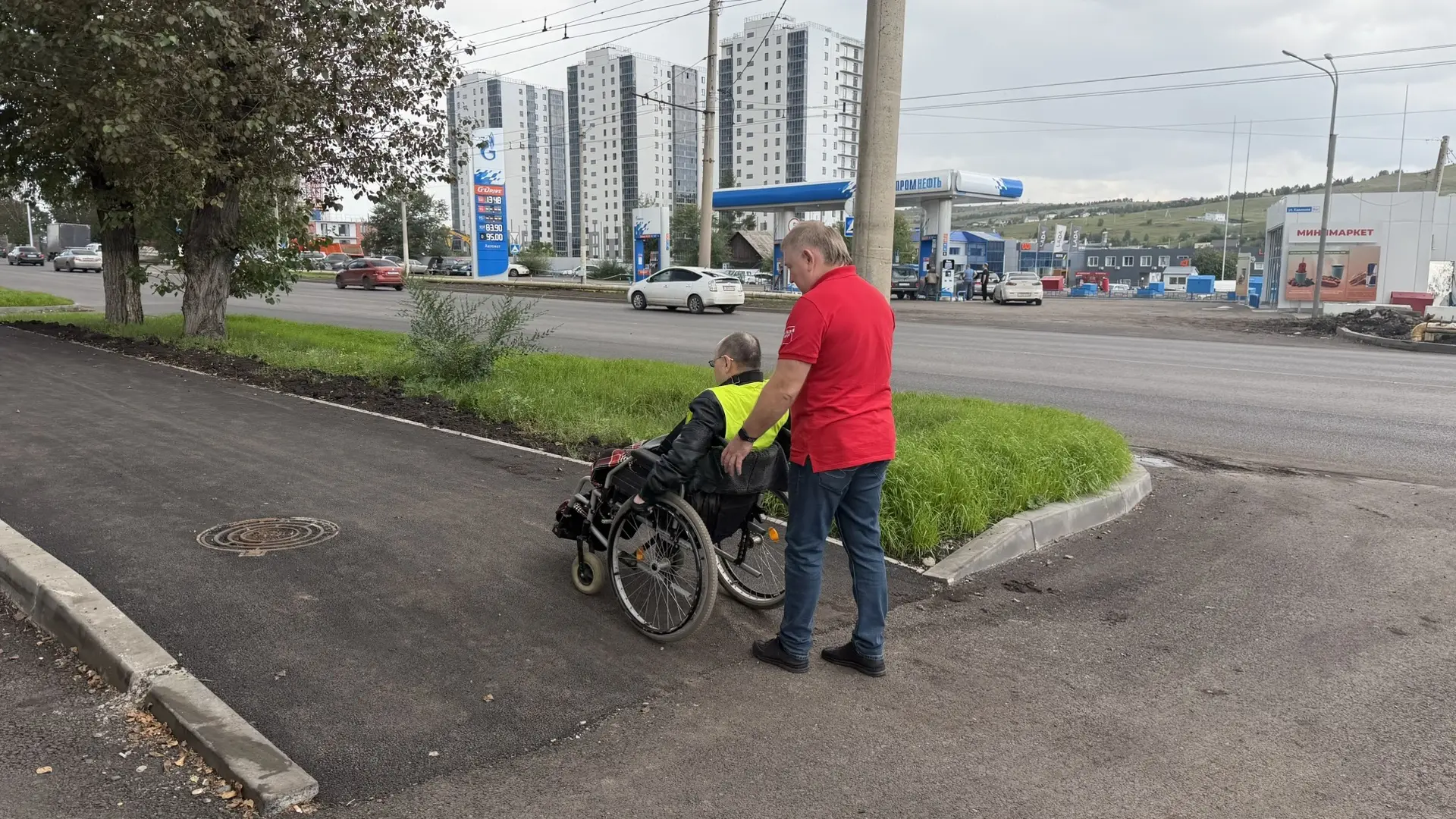 🚧✨ Общественники проверили доступность ул. Калинина для маломобильных граждан!