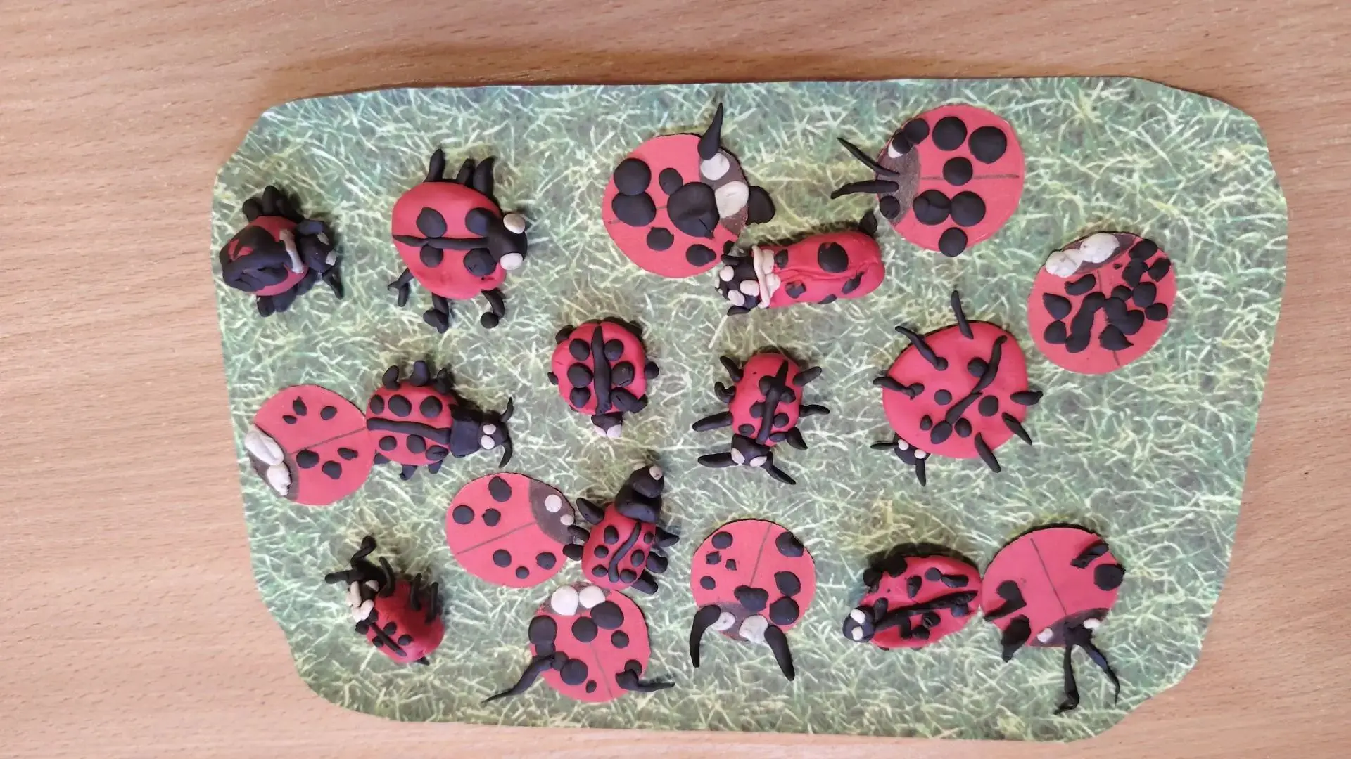 Неделя насекомых и паукообразных🕷️🦗🐞🕸️

На лугу трещит кузнечик,
В небе бабочка парит,
На цветке
