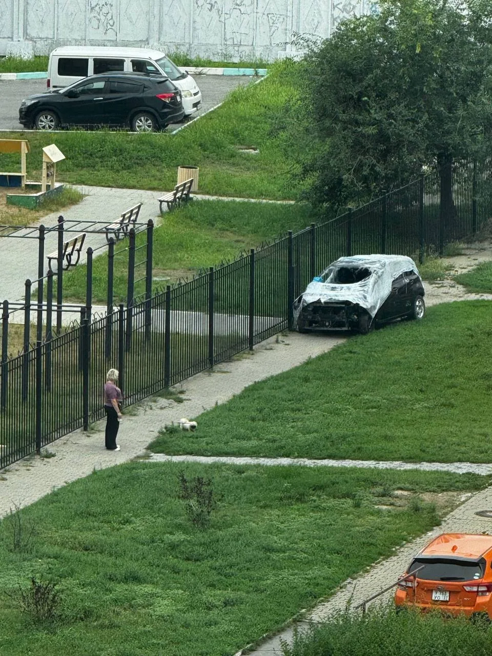 🚧 Заборами не ограничились: проход соседям перекрыли разбитой машиной