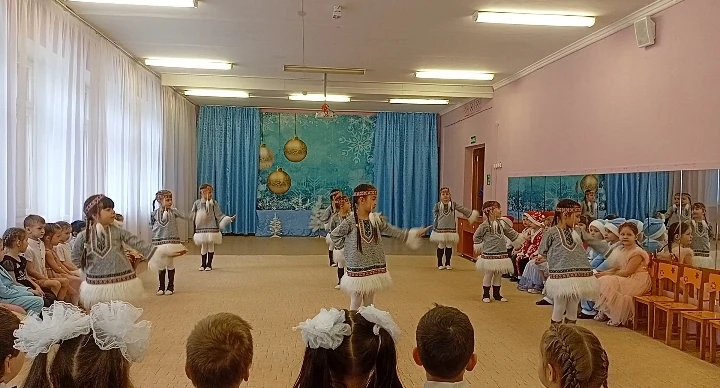Тепло и радостно прошла встреча в нашем детском саду с педагогами, много лет отдавшим воспитанию дет