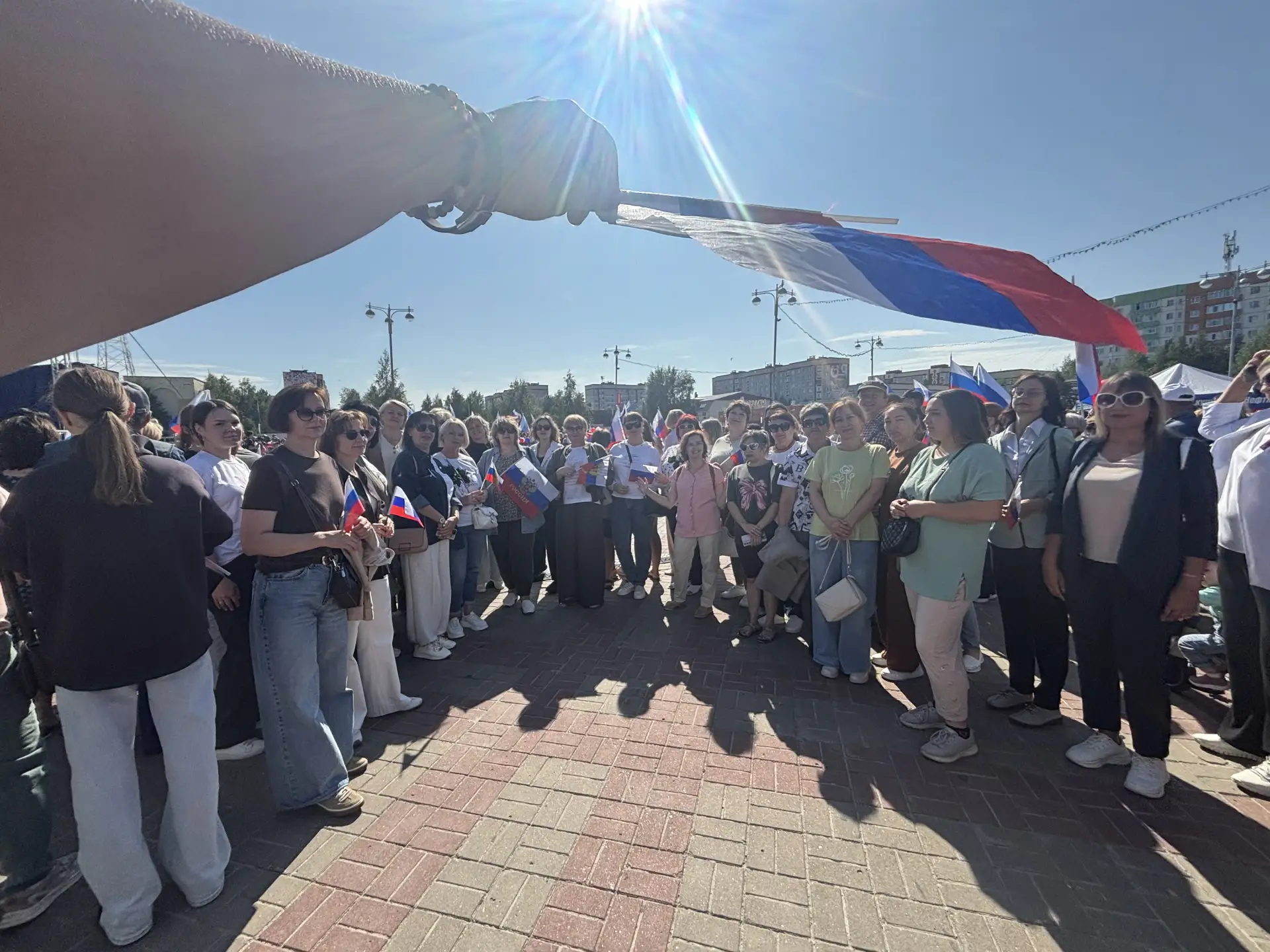 Педагогический коллектив и сотрудники пятой школы поздравляют с Днём флага России🇷🇺
