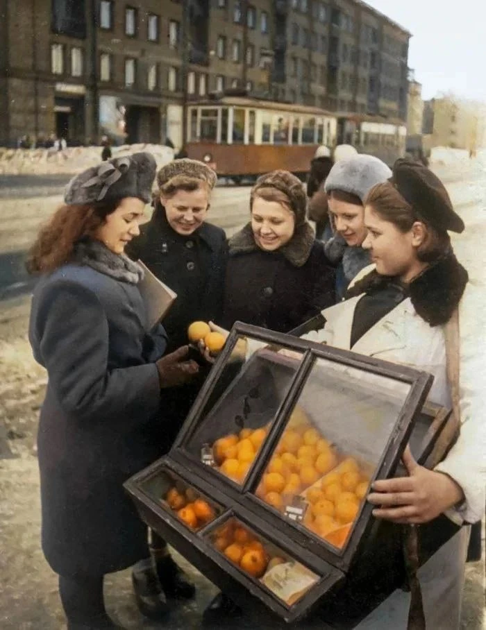 🍊 Продажа мандаринов на Лесном проспекте. Ленинград, 1948 год.