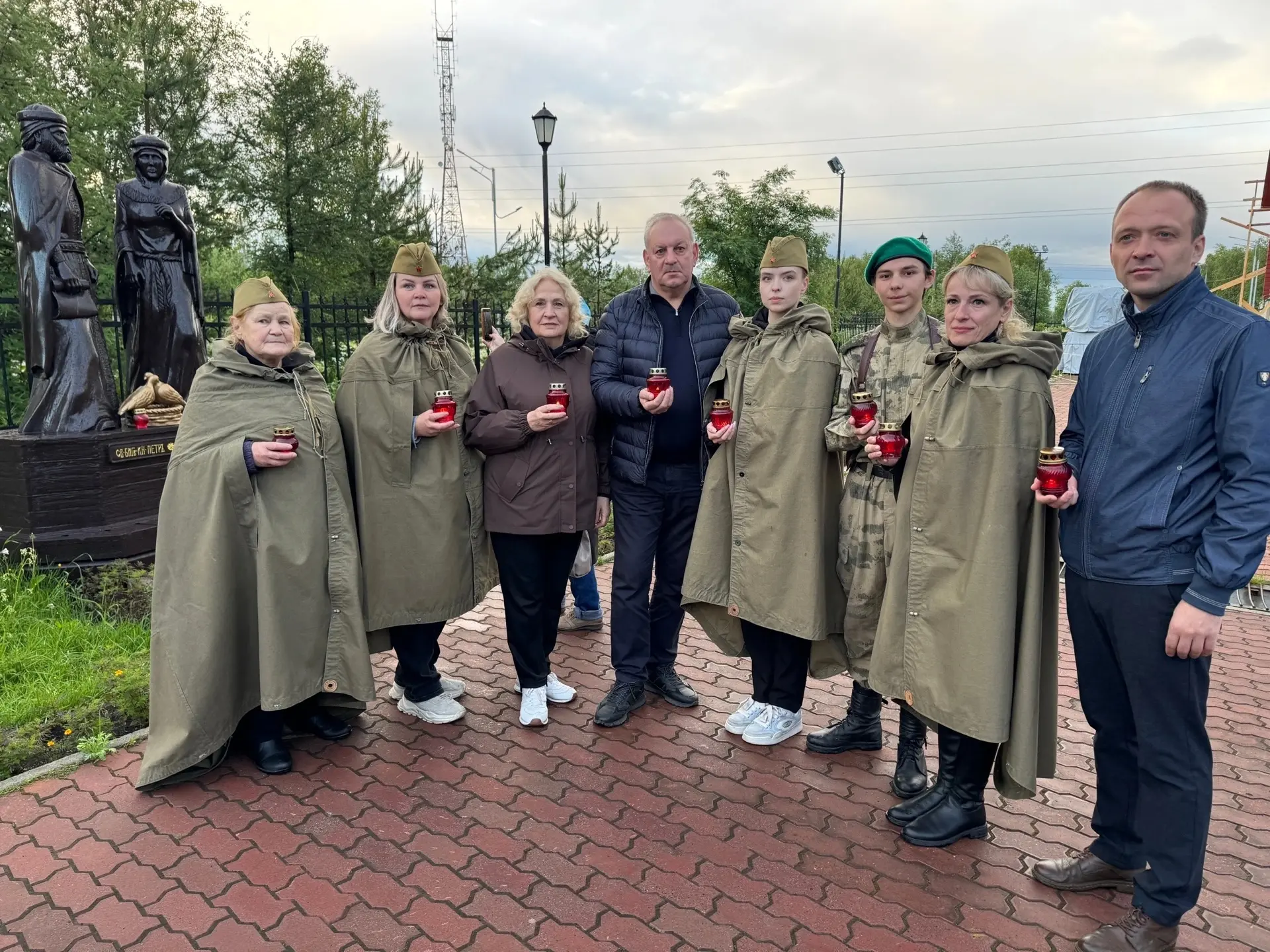 В 4 часа утра в Апатитах состоялась акция «Свеча памяти» 🕯️