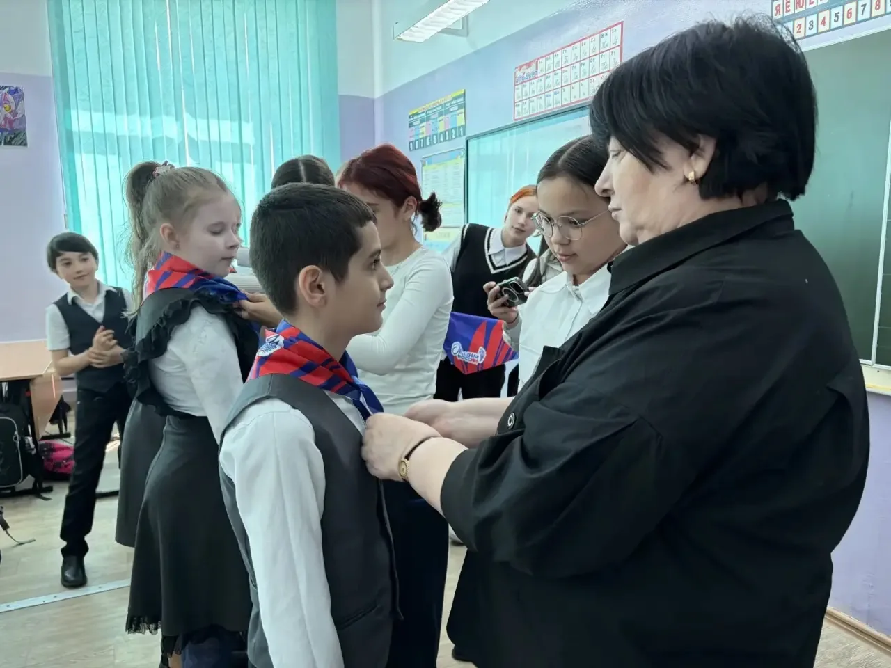 Связь поколений: от пионеров к «Орлятам» ✨  В День общественных объединений наши наставники «Орлят Р