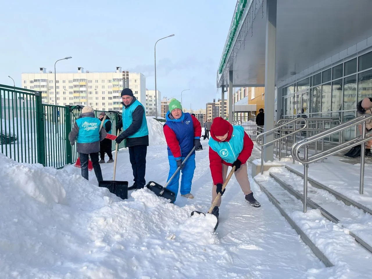 В Чебоксарах состоялся масштабный субботник в рамках акции "Помоги дворнику"!   В этом году зима щед