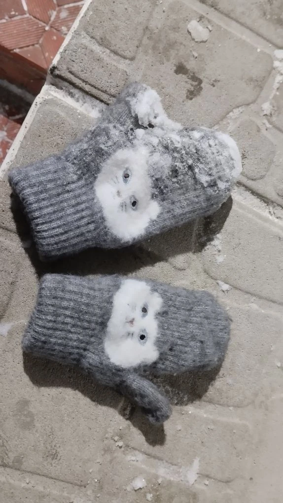 Уважаемые родители , чья потеряшка 🧤