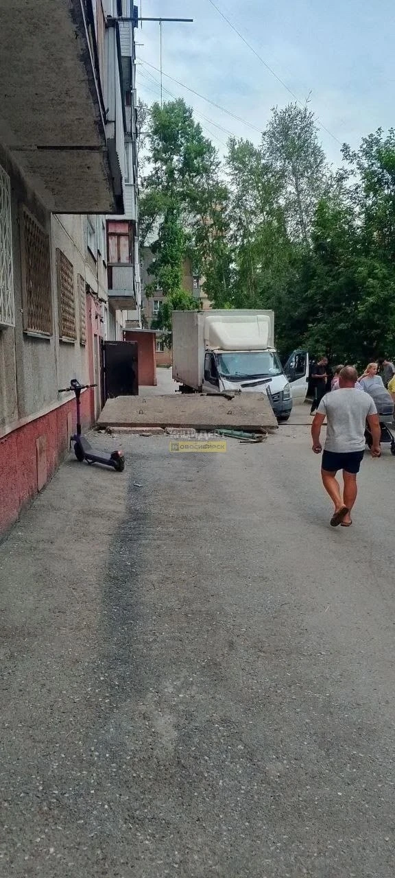 В Новосибирске бетонная опора рухнула на ГАЗель
