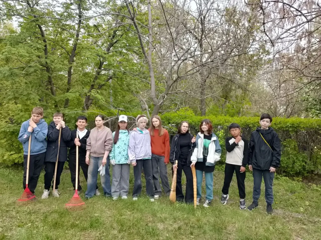🌳 Наш школьный двор стал ещё уютнее!  Сегодня наша школа присоединилась к Всероссийскому субботнику.
