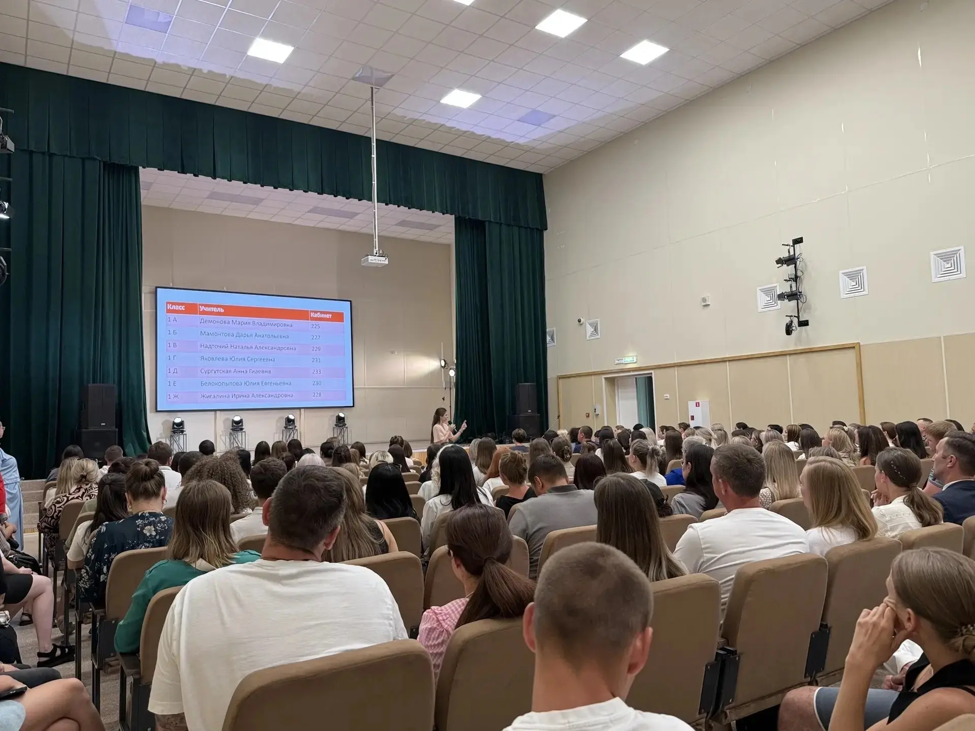 Сегодня в нашей школе прошло общешкольное родительское собрание для тех, чьи дети впервые переступят