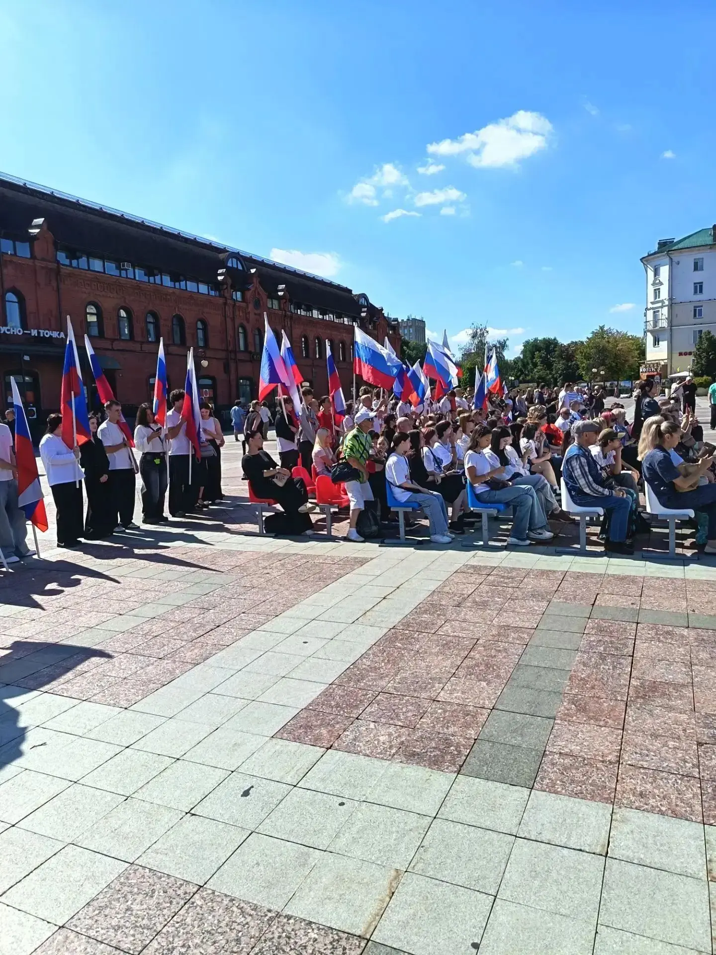 🎉 День Государственного флага России: праздник на городской площади им. Ленина! 🎉