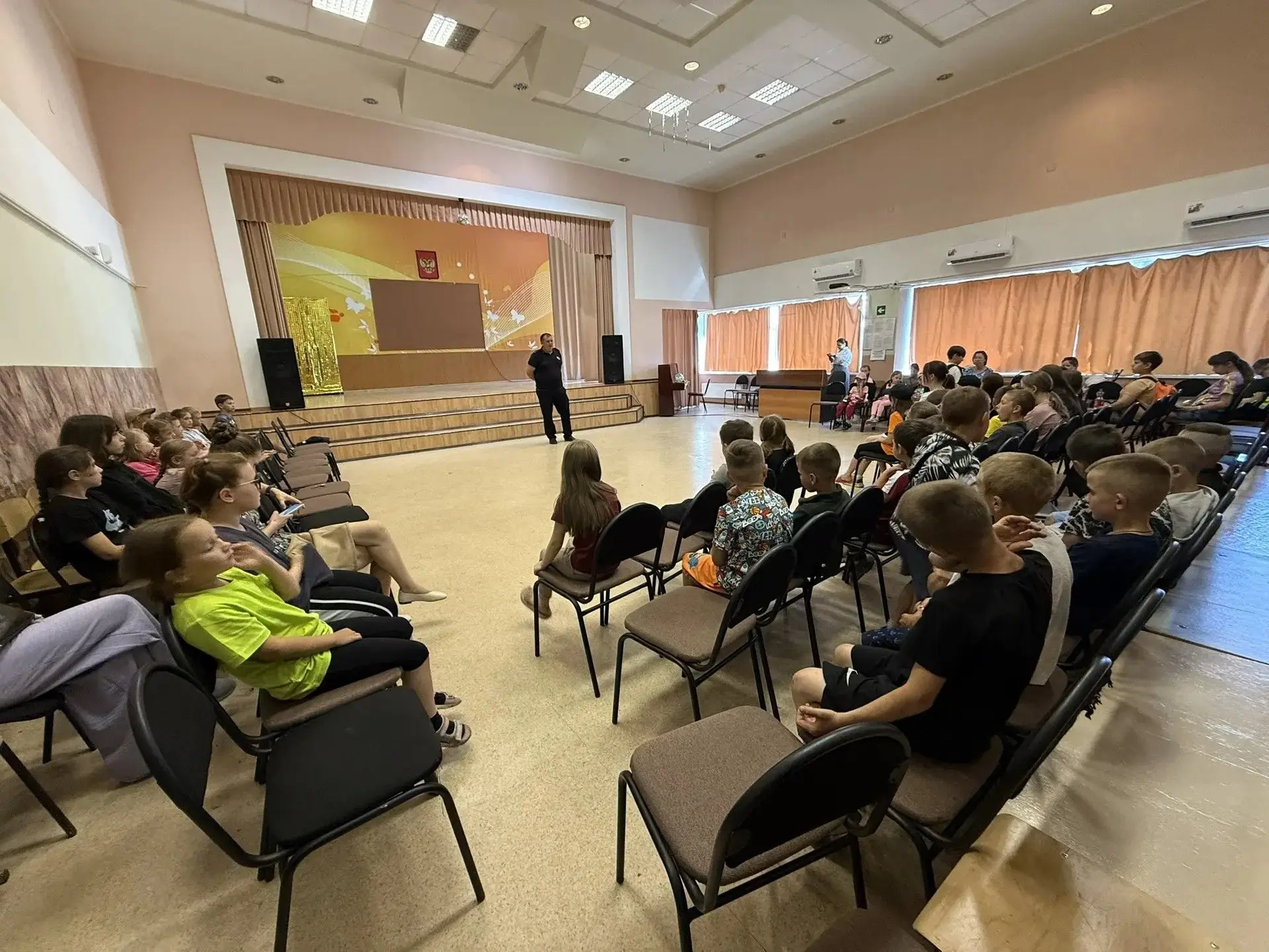 🚸 Безопасные каникулы: инспектор ГИБДД напомнил детям главные правила

Лето — время прогулок, велос