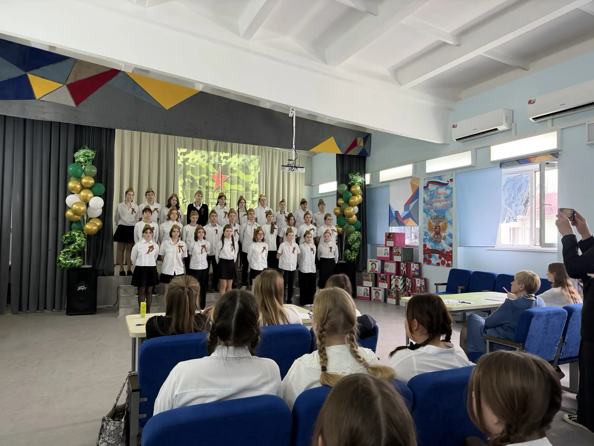 🎼В школе прошел фестиваль военно-патриотической песни, посвященный дню Защитника Отечества!  Под рук