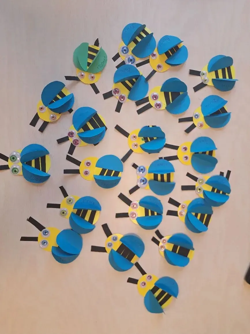 Творческое занятие по созданию аппликации из бумаги "Весёлая пчёлка " 🐝 в группе «Флоксы» и «Нарцис