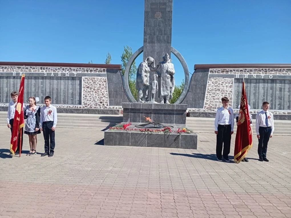 Вахта Памяти 🕯 6 мая ученики нашей школы с честью несли почетный караул на  Посту №1 у Вечного огня.
