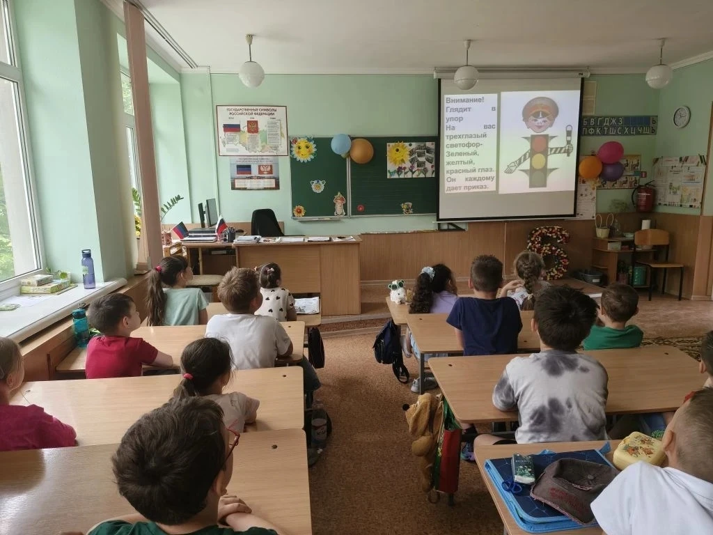 15 июня
Пришкольная площадка
Даже если человек ранее знал ПДД, без регулярного повторения есть риск,