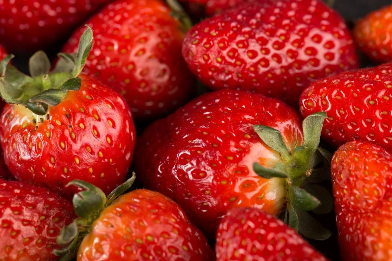🍓 На рынках Крыма под видом местной клубники нередко продают импортную ягоду, которая стоит значител