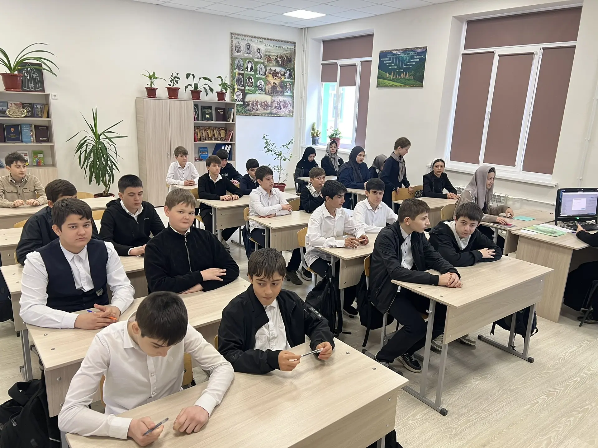 В рамках Международного дня защиты детей под девизом «Мои безопасные каникулы» в МБОУ «СОШ 6 им. Х. 