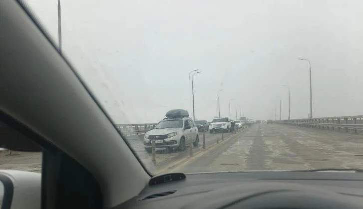 На мосту в сторону Солотчи произошла авария. Из-за ДТП образовалась большая пробка, кот...