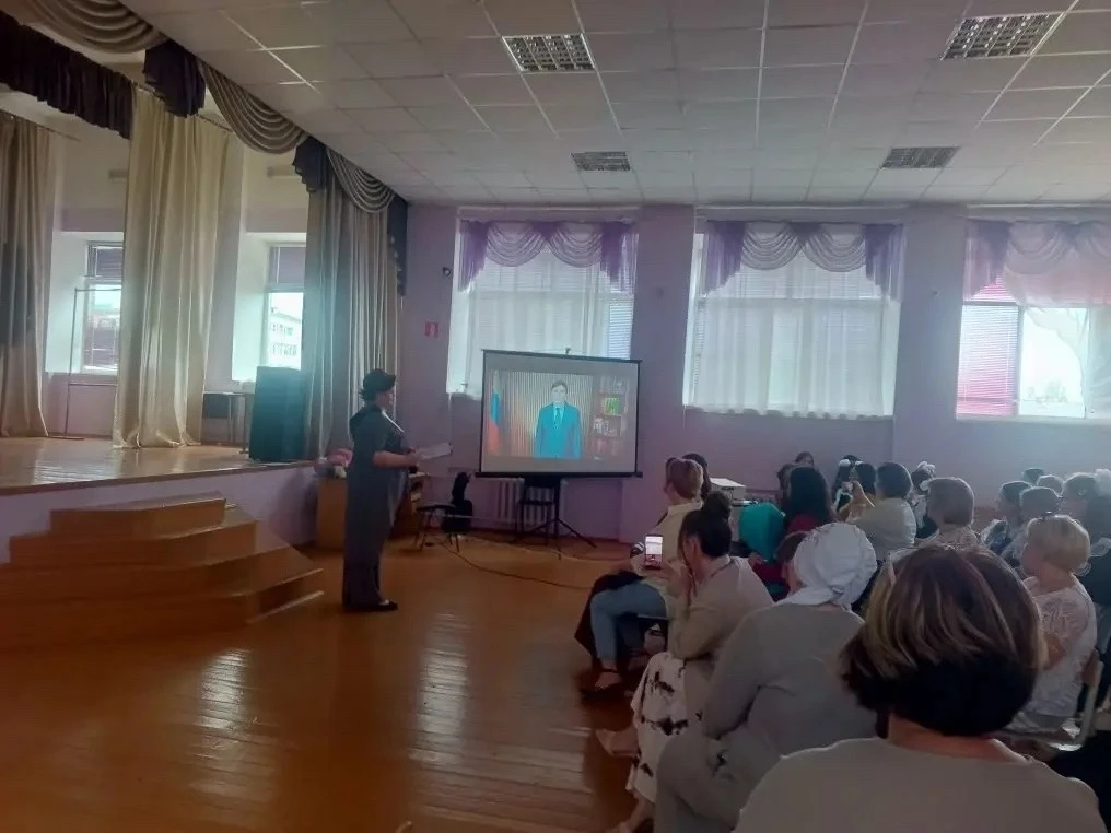 Сразу после праздника наши 11-классники и их родители собрались на итоговый классный час. В тесном, 