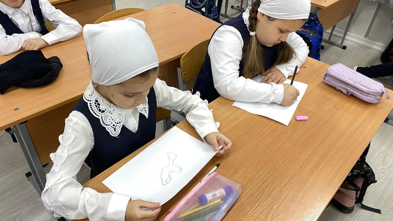 🎖️В МБОУ «СОШ №37» города Грозного в начальных классах прошли уроки: «Героями не рождаются», посвяще