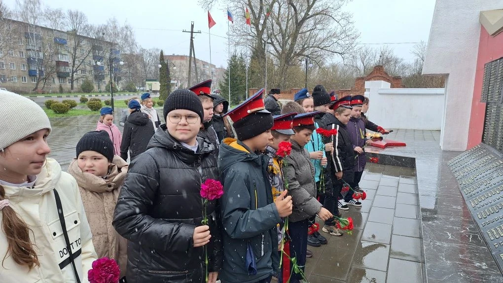 Казачата на страже памяти: лицеисты Шестого прикоснулись к истории    Пятница. На улице дождь, но и 
