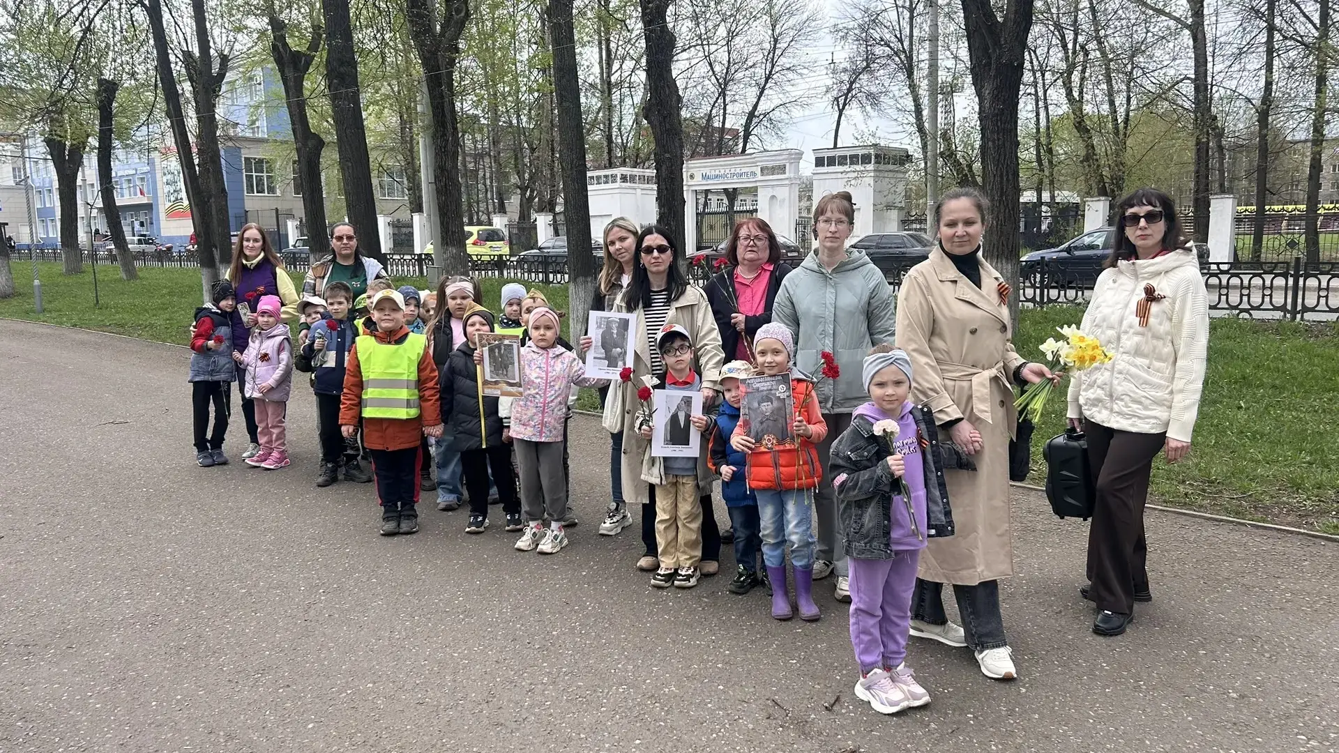 8 Мая в нашем детском саду состоялась ежегодная акция "Бессмертный полк" к памятнику "К...