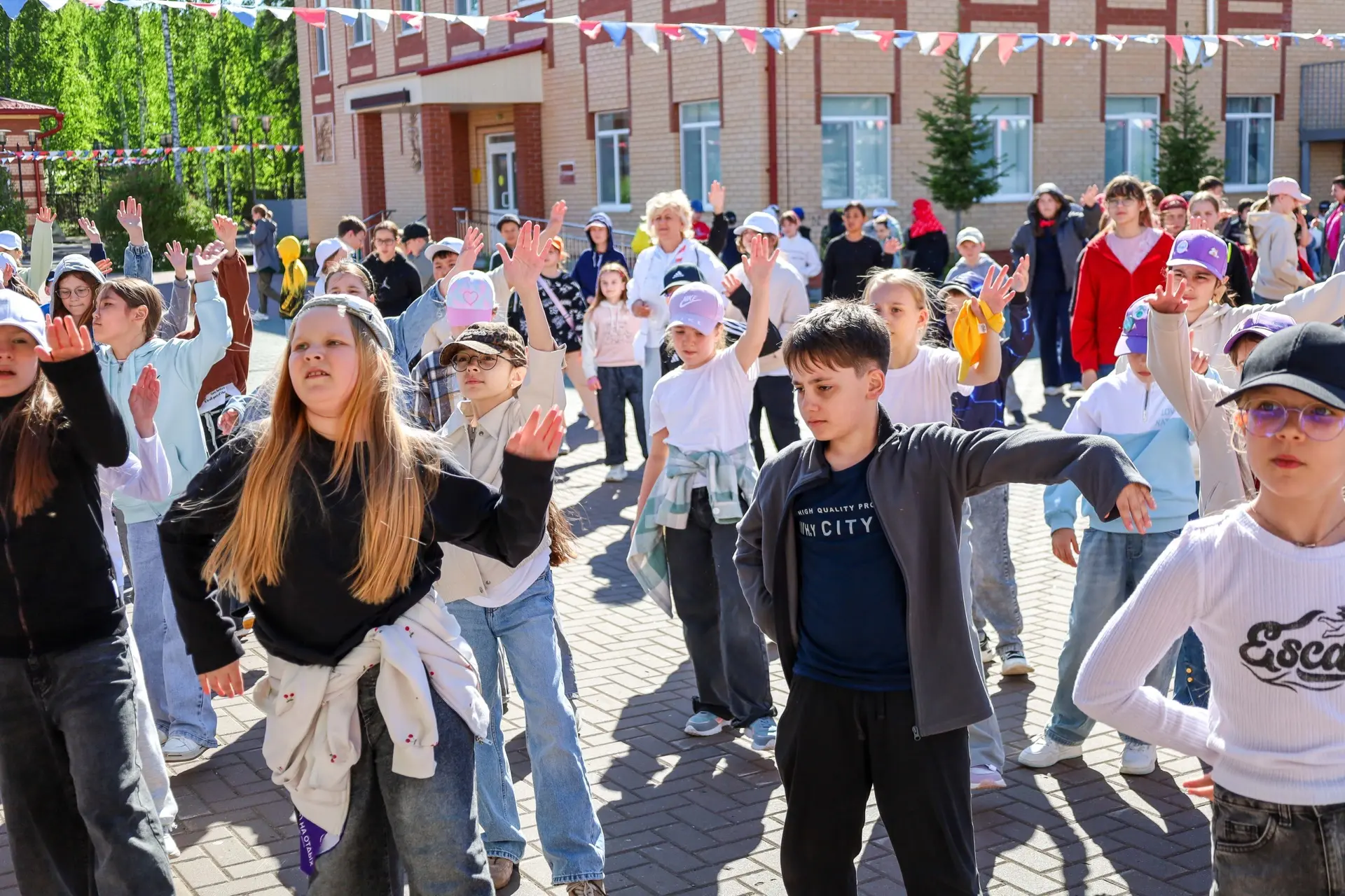 ТЕПЛО  На улице уже чувствуется лето и просто невозможно оставаться в корпусах!  ☀️ Во время хорошей