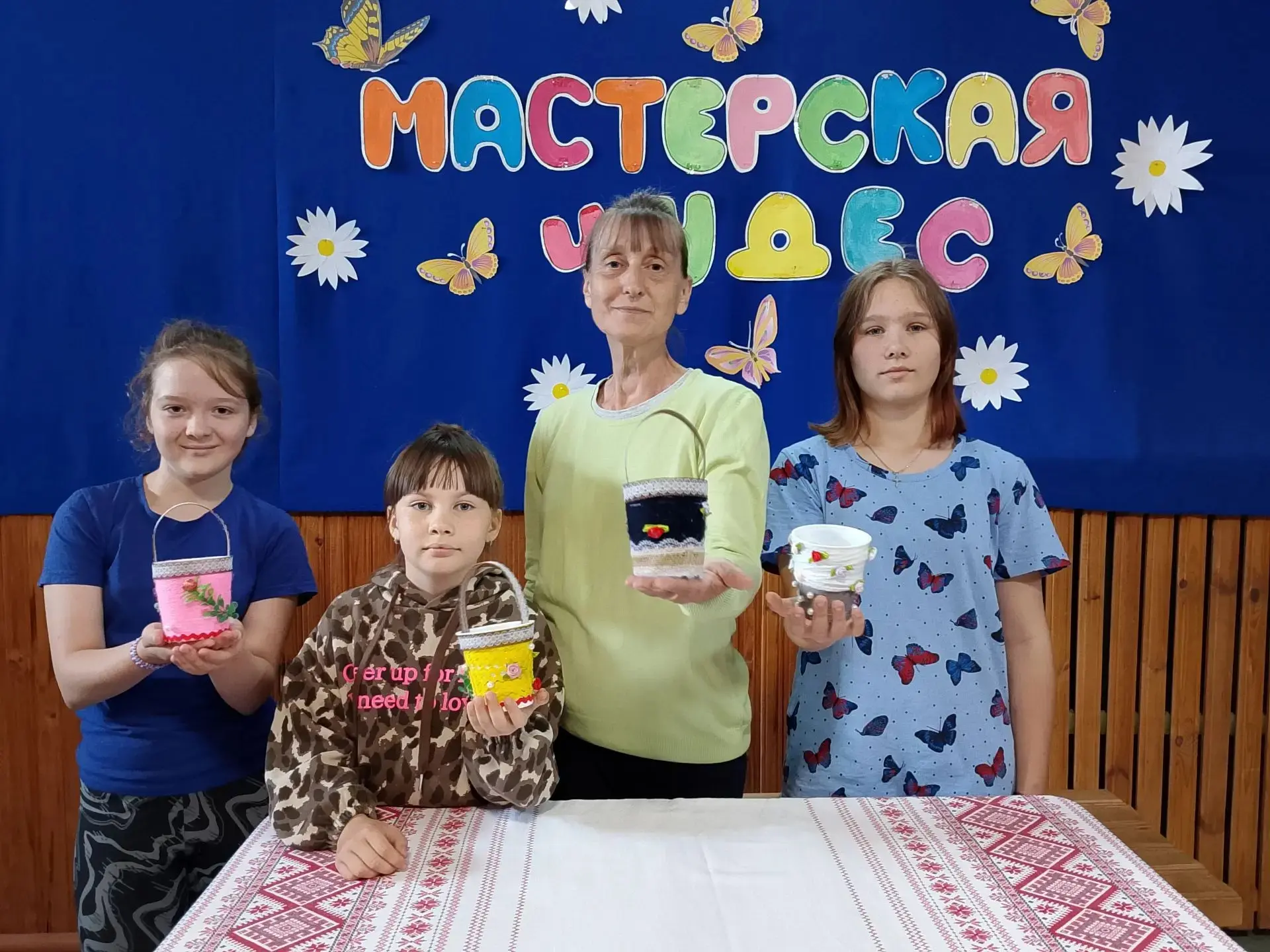 Опять в Рябовском Доме культуры в Мастерской чудес творческий день. 
Блинова Ольга пригласила детей 