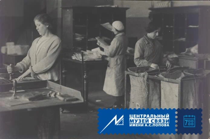 Мы привыкли видеть на конвертах обычные календарные штемпели — с датой и названием отде...